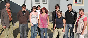 Im Ausbildungsjahr 2009/2010 schließen 9 Lehrlinge in 5 verschiedenen Berufen ihren Ausbildungsvertrag im Auftrag von 7 Betrieben mit FAVO-rit e. V. ab.
Im Rahmen einer offiziellen Begrüßung stellt der Geschäftsführer der Kultur- und Weiterbildungsgesellschaft mbH des Landkreises, Herr Hesse, sein Dienstleistungsunternehmen den AZUBIs des
ersten Lehrjahres vor.